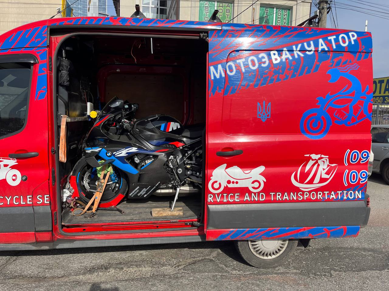 BMW M 1000 RR — високопродуктивний спортбайк. Видно бокові панелі, двигун, вихлопну систему та спортивну посадку.